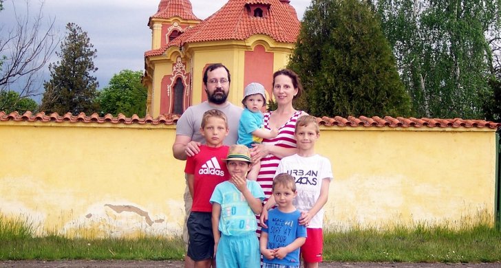 Šelembovi_Celá rodinka před kostelem v Novém Sedle.jpg